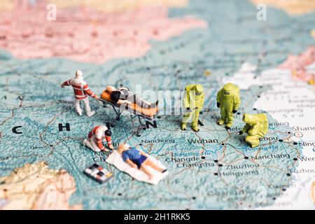 Figuren auf der Karte von China. Virenschutzkonzept. Stockfoto