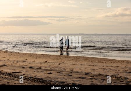 Stegna, Polen - 4. September 2020: Romantischer Spaziergang eines verliebten Paares am Strand in Stegna, Pommern. Polen Stockfoto