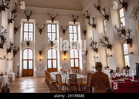 Moritzburg, Sachsen, Deutschland – 23. August 2020: Festsaal im Barockschloss Moritzburg bei Dresden mit königlichem Gottesdienst aus Meissen por Stockfoto