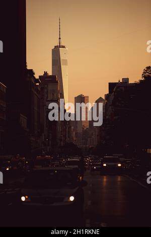 New York City Straßen von Manhattan. Das Leben in der Großstadt im Bundesstaat New York. Manhattan Straßen voller Menschen und gelbe Taxis. Stockfoto