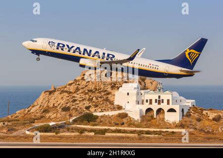 Santorini, Griechenland - 4. August 2021: Ryanair Boeing 737-800 Flugzeug auf dem Flughafen Santorini (JTR) in Griechenland. Stockfoto