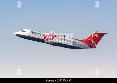 Dubai, Vereinigte Arabische Emirate - 27. Mai 2021: Qeshm Air British Aerospace Avro RJ100 Flugzeug am Flughafen Dubai (DXB) in den Vereinigten Arabischen Emiraten. Stockfoto