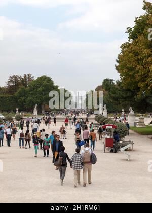 Paris - Einheimische und Touristen in der berühmten Tuileries. Tuileries Garten (Jardin des Tuileries) ist ein öffentlicher Garten zwischen dem Louvre Museum eine entfernt Stockfoto