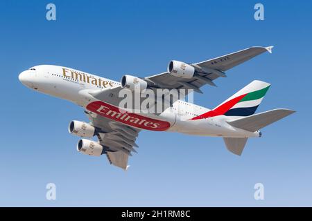 Dubai, Vereinigte Arabische Emirate - 22. Mai 2021: Emirates Airbus A380 am Flughafen Dubai (DXB) in den Vereinigten Arabischen Emiraten. Stockfoto