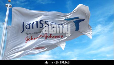 Beerse, Belgien, März 12 2021: Janssen-Flaggen fliegen im Wind. Janssen ist ein Pharmaunternehmen von Johnson und Johnson, das eine Stockfoto