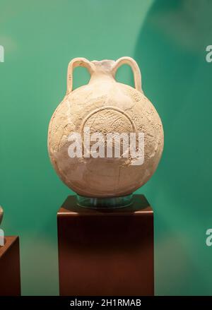 Lissabon, Portugal - 1st. März 2020: Pilgerflasche aus Khor Fakkan, Vereinigte Arabische Emirate. Keramik aus dem 15th. Jahrhundert. Nationales Archäologiemuseum, Lisbo Stockfoto