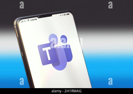 KIEW, UKRAINE-JUNI, 2020: Microsoft Teams Mobile Anwendung auf dem Smartphone-Bildschirm. Nahaufnahme Studio Aufnahme des Smartphones mit Microsoft Teams Applicat Stockfoto