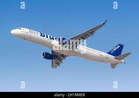 Dubai, Vereinigte Arabische Emirate - 22. Mai 2021: AirBlue Airbus A321 am Flughafen Dubai (DXB) in den Vereinigten Arabischen Emiraten. Stockfoto