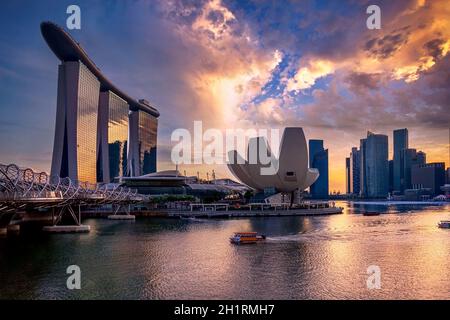 Sonnenuntergang über der Helix-Brücke, Marina Bay Sands und dem Art Science Museum mit der Innenstadt im Hintergrund, Singapur Stockfoto