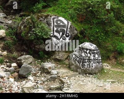 Große Maniksteine, Felsbrocken mit eingravierten buddhistischen Mantras Stockfoto