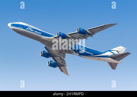 Dubai, Vereinigte Arabische Emirate - 22. Mai 2021: Flugzeug AirBridgeCargo Boeing 747-8F am Flughafen Dubai (DXB) in den Vereinigten Arabischen Emiraten. Stockfoto