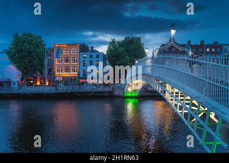 Dublin, Irland, August 2019 Ha Penny Bridge über Liffey River auf der Tempel Bar Street bei Blue Hour, Nachtfotografie Stockfoto