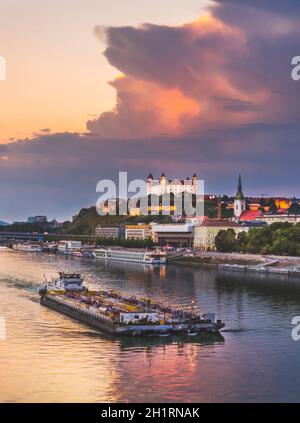 Stadtbild von Bratislava, Slowakei bei Sonnenuntergang von der Brücke über die Donau in Richtung Btatislava Schloss Stockfoto