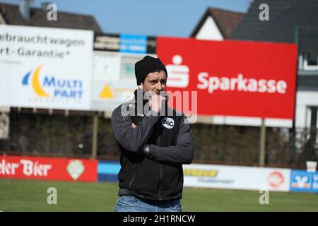 Nachdenklich: Trainer Dennis Bührer (Bahlinger SC) beim Spiel der Fussball-RL SW 20-21: 28. Sptg: Bahlinger SC - SSV Ulm Stockfoto