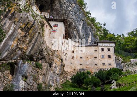 Renaissance-Schloss, gebaut in Rocky Mountain in Predjama, Slowenien. Ansicht von unten. Berühmte touristische Ort in Europa. Stockfoto