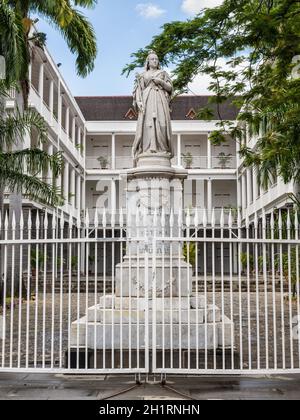 Port Louis, Mauritius - 25. Dezember 2015: Statue von Königin Victoria, Government House, Französisch Colonial Gebäude noch von der derzeitigen Regierung verwendet, Stockfoto