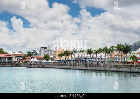 Port Louis, Mauritius - 25. Dezember 2015: Caudan Waterfront Fußgängerzone und Hafen in Port Louis, Mauritius. Stockfoto