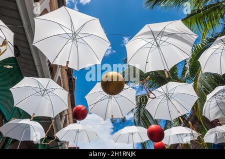 Port Louis, Mauritius - 25. Dezember 2015: Regenschirm Kunst Anzeige in der Straße im Caudan Waterfront, Port Louis, Mauritius. Stockfoto