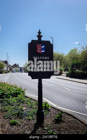 Ein Hastings Old Town Willkommensschild in der Grafschaft East Sussex, Großbritannien Stockfoto