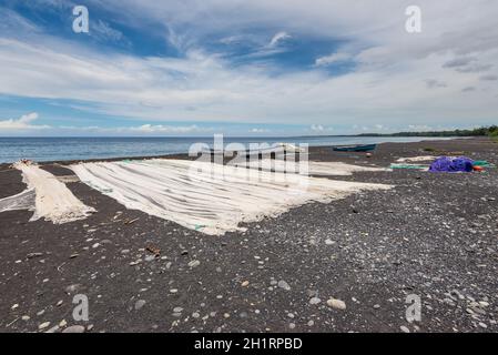 Fischernetze trocknen am schwarzen Strand auf der Insel La Réunion im Indischen Ozean - Frankreich Stockfoto