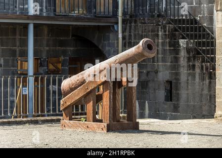 Port Louis, Mauritius - 25. Dezember 2015: Alte Kanone auf dem Hof des Fort Adelaide in Port Louis, Mauritius. Stockfoto