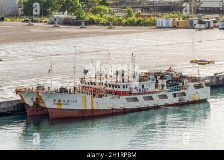 Port Louis, Mauritius - 25. Dezember 2015: Fischereifahrzeuge LURONGYUANYU Morgens Dunst in Port Louis, Mauritius. Stockfoto