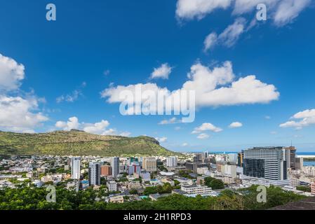 Skyline von Port Louis - gesehen von der Fort Adelaide entlang des Indischen Ozeans in der Hauptstadt von Mauritius Stockfoto