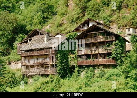 Alte traditionelle Häuser mit Gehwegen, aufgenommen an einem hellen Sommertag in Fontainemore, Lys-Tal, Aosta, Italien Stockfoto
