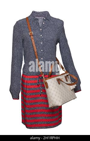 Berlin, Deutschland – 19. märz 2021: Nahaufnahme der luxuriösen beigefarbenen Joop Ledertasche oder Umhängetasche auf einem modischen Kleid auf unsichtbaren Schaufensterpuppe isoliert Stockfoto