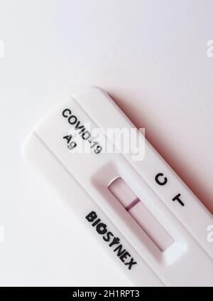 PRAG, TSCHECHISCHE REPUBLIK - 22. MÄRZ 2021: Heimtest zur Erfassung von COVID-19 Antikörpern zeigt negatives Ergebnis. BIOSYNEX Covid-19 AG Schnelltest auf det Stockfoto