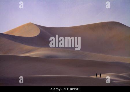 Menschen in Mesquite Flat Sand Dunes, in der Nähe von Stovepipe Wells, Death Valley National Park, Mojave Desert, California, USA. Stockfoto