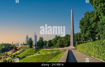 Kiew, Ukraine 07,11.2020. Grab des unbekannten Soldaten im Park des ewigen Ruhms in Kiew, Ukraine, an einem sonnigen Sommermorgen Stockfoto