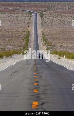 State Route 190 durch Death Valley in der Nähe von Stovepipe Wells, in Richtung Panamint Range, Death Valley National Park, Mojave Desert, Kalifornien, USA Stockfoto