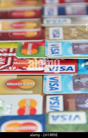 Moderne Zahlungssysteme. KREDITKARTEN VON VISA und Mastercard aus nächster Nähe. Kreditkarten mit VISA und Mastercard Markenlogo. Bankkarten aus Kunststoff. International Stockfoto