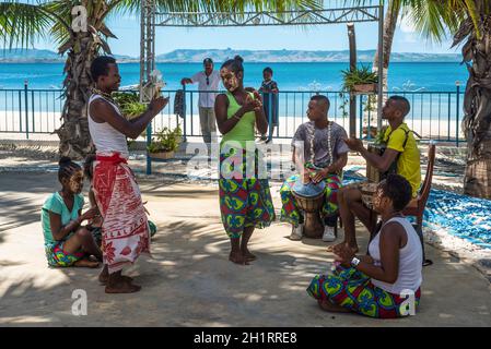 Ramena, Madagaskar - 20. Dezember 2015: Malagasy folk-Musiker und Tänzer in dem Fischerdorf Ramena, Madagaskar. Sakalava junge Frauen mit Hallo Stockfoto