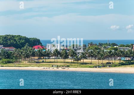 Toamasina, Madagaskar - 22. Dezember 2017: Blick auf die Stadt und Strand in Toamasina (Tamatave), Madagaskar. Stockfoto