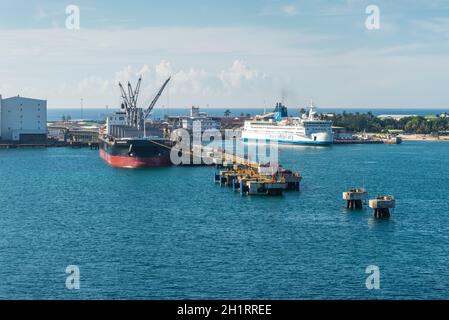 Toamasina, Madagaskar - 22. Dezember 2017: Schiffe in den Hafen von Toamasina (Tamatave), Madagaskar. Toamasina ist die Nation Haupthafen und connecte Stockfoto