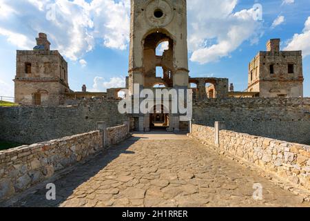 Ujazd, Polen - 10. Juli 2020 : Ruinen der Burg Krzyztopor aus dem 17. Jahrhundert, palazzo im italienischen Stil in fortezza. Es wurde von einem polnischen Adligen und VOI gebaut Stockfoto