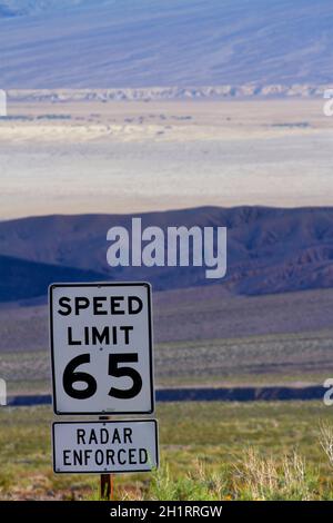 Geschwindigkeitsschild auf der State Route 190, klettert vom Death Valley über die Panamint Range, den Death Valley National Park, die Mojave Desert, Kalifornien, USA Stockfoto