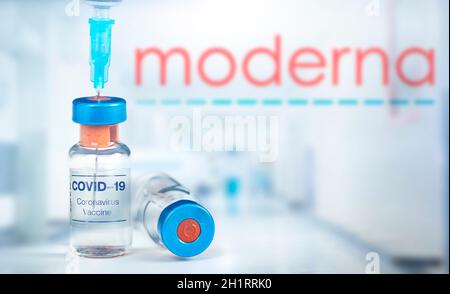Cluj-Napoca, Rumänien - 15. März 2021: Neuer Coronavirus-Impfstoff Moderna-Konzept, verschwommenes Moderna-Logo auf dem Hintergrund. Covid-19, 2019-NCoV-Pandemie. Stockfoto