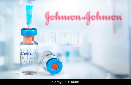 Cluj-Napoca, Rumänien - 15. März 2021: Neuer Coronavirus-Impfstoff Johnson und Johnson Konzept, verschwommenes Johnson und Johnson Logo auf dem Hintergrund. Covi Stockfoto