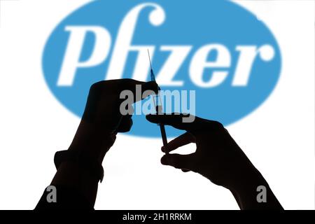 Cluj-Napoca, Rumänien - 15. März 2021: Neues Coronavirus-Impfstoff-Pfizer-Konzept, verschwommenes Pfizer-Logo auf dem Hintergrund. Covid-19, 2019-NCoV-Pandemie. Stockfoto
