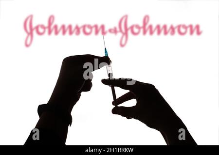 Cluj-Napoca, Rumänien - 15. März 2021: Neuer Coronavirus-Impfstoff Johnson und Johnson Konzept, verschwommenes Johnson und Johnson Logo auf dem Hintergrund. Covi Stockfoto