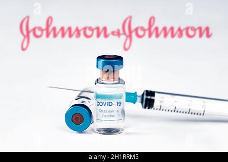 Cluj-Napoca, Rumänien - 15. März 2021: Neuer Coronavirus-Impfstoff Johnson und Johnson Konzept, verschwommenes Johnson und Johnson Logo auf dem Hintergrund. Covi Stockfoto