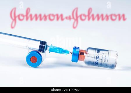 Cluj-Napoca, Rumänien - 15. März 2021: Neuer Coronavirus-Impfstoff Johnson und Johnson Konzept, verschwommenes Johnson und Johnson Logo auf dem Hintergrund. Covi Stockfoto