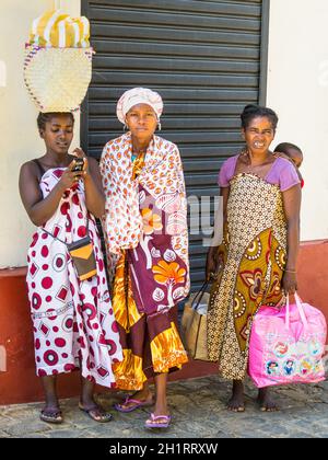 Antsiranana, Madagaskar - 20. Dezember 2015: Unidentified Madagaskar Frauen in bunten Kleidern auf der Straße von Antsiranana (Diego Suarez), Madagaskar Stockfoto