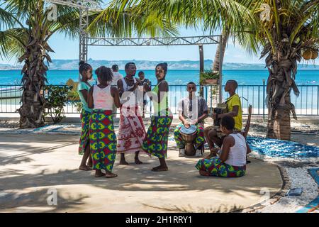 Ramena, Madagaskar - 20. Dezember 2015: Malagasy folk-Musiker und Tänzer in dem Fischerdorf Ramena, Madagaskar. Sakalava junge Frauen mit Hallo Stockfoto