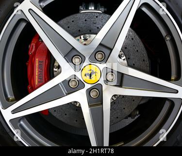 LONDON, Großbritannien - CA. JULI 2013: Ferrari California Rad Detail, Brembo Carbon Keramik Scheibenbremse. Stockfoto