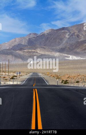 State Route 136 von Owens Lake, Owens Valley, California, USA. Stockfoto