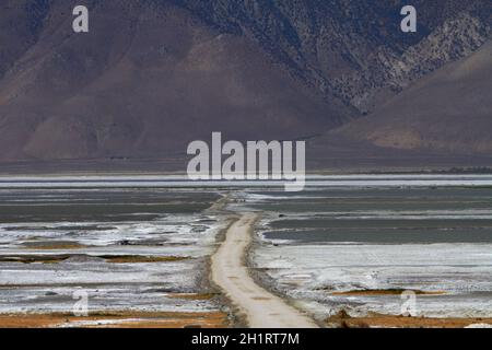 Sulfat-Straße über Owens Lake (hauptsächlich ausgetrockneten Salzsee), Owens Valley und Sierra Nevada Bergkette, Kalifornien, USA Stockfoto